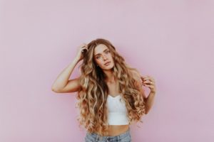 Jakie zabiegi wzmacniają włosy?