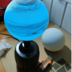 Planeta w wersji 3D-Podświetlana kula planetarna3d-– artystyczny wydruk 3D, który łączy naukę, estetykę i technologię w jednym projekcie- promocjepolska
