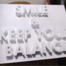 SMILE & KEEP YOUR BALANCE 3D- minimalistyczny napis wykonany w druku 3D – połączenie designu, motywacji i precyzji 3D- promocjepolska