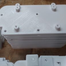 białe obudy z otworami i kołkami 3D– konstrukcyjne części drukowane w 3D do zastosowań mechanicznych lub elektronicznych- promocjepolska