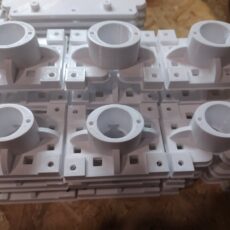 białe tuleje i wsporniki z druku 3D – elementy mechaniczne przygotowane w produkcji seryjnej 3D- promocjepolska .
