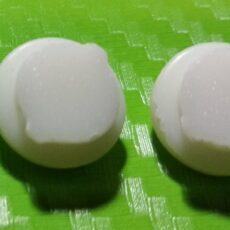 małe białe zaślepki 3D –okrągłe korki z tworzywa w 3D do zamykania otworów- promocjepolska