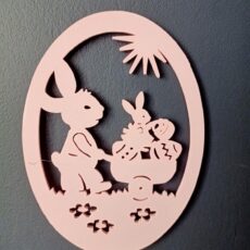 pastelowa zawieszka wielkanocna 3D– zajączek z koszem pisanek wycięty w ramce owalnej metodą druku 3D-promocjepolska