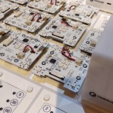 płytki PCB Timeqube w 3D –białe płytki drukowane w 3D (PCB) z zamontowanymi przewodami i podzespołami-promocjepolska