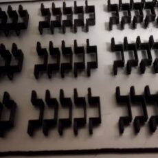 seria czarnych klipsów montażowych – produkcja seryjna drobnych uchwytów do mocowania komponentów w urządzeniach przemysłowych- promocjepolska