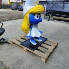 wielkoformatowa figurka 3D z bajki smerfy– kolorowa smerfetka 3D jako rzeźba ogrodowa- promocjepolska
