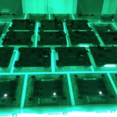 zielone oświetlenie LED testowanych modułów elektronicznych zamontowanych w obudowach z druku 3D- promocjepolska