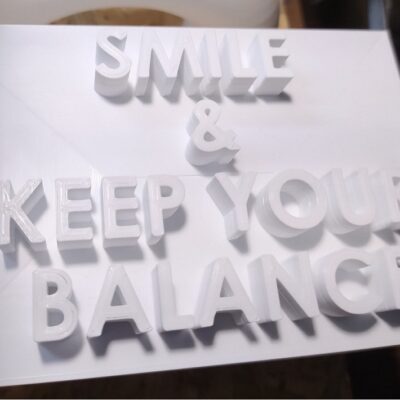 SMILE & KEEP YOUR BALANCE 3D- minimalistyczny napis wykonany w druku 3D – połączenie designu, motywacji i precyzji 3D- promocjepolska