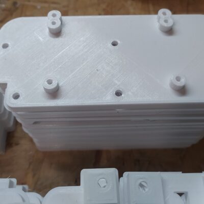 białe obudy z otworami i kołkami 3D– konstrukcyjne części drukowane w 3D do zastosowań mechanicznych lub elektronicznych- promocjepolska