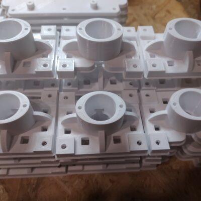 białe tuleje i wsporniki z druku 3D – elementy mechaniczne przygotowane w produkcji seryjnej 3D- promocjepolska .