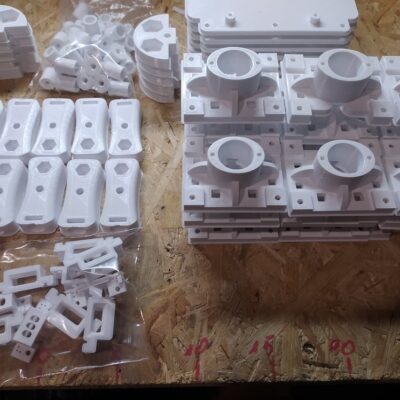 białe uchwyty 3D –uchwyty cylindrycznych mocowań w 3D-półokrągłe nakładki i drobne zaczepy do większej konstrukcji 3D- - promocjepolska