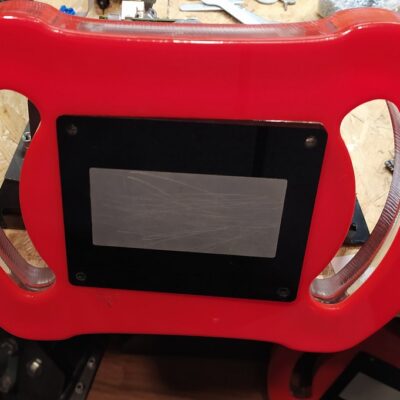 czerwona obudowa urządzenia w 3D – masywna, ergonomiczna rama z czerwonego tworzywa z wycięciem pod wyświetlacz drukowana w 3D- promocjepolska