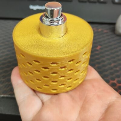 flakonik z perforacją 3D- nowoczesny pojemnik z otworami wentylacyjnymi z połyskującego złotego filamentu 3D– ozdobny pojemnik 3D na perfumy i olejki - promocjepolska