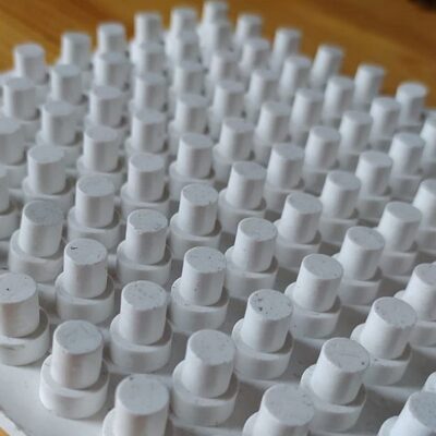 matryca z wypustkami 3D– kwadratowy panel z gęstą siatką małych i białych cylindrycznych kołków w 3D- element do odlewu lub element mocujący 3D- promocjepolska