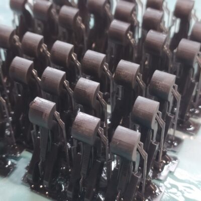 rząd czarnych zatrzasków 3D –zatrzaski z czarnego plastiku wydruk 3D-- promocjepolska