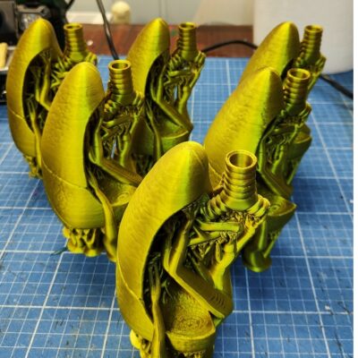 statuetki artystyczne 3D – złote biomechaniczne formy w 3D- ręcznie malowane wydruki 3D inspirowane biomechaniką- dekoracja lub nagroda artystyczna w 3D- promocjepolska