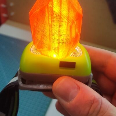 swiecący kryształ 3D – wydruk z transparentnego filamentu w 3D zamontowany na latarce czołowej – efektowna dekoracja świetlna DIY w 3D- promocjepolska